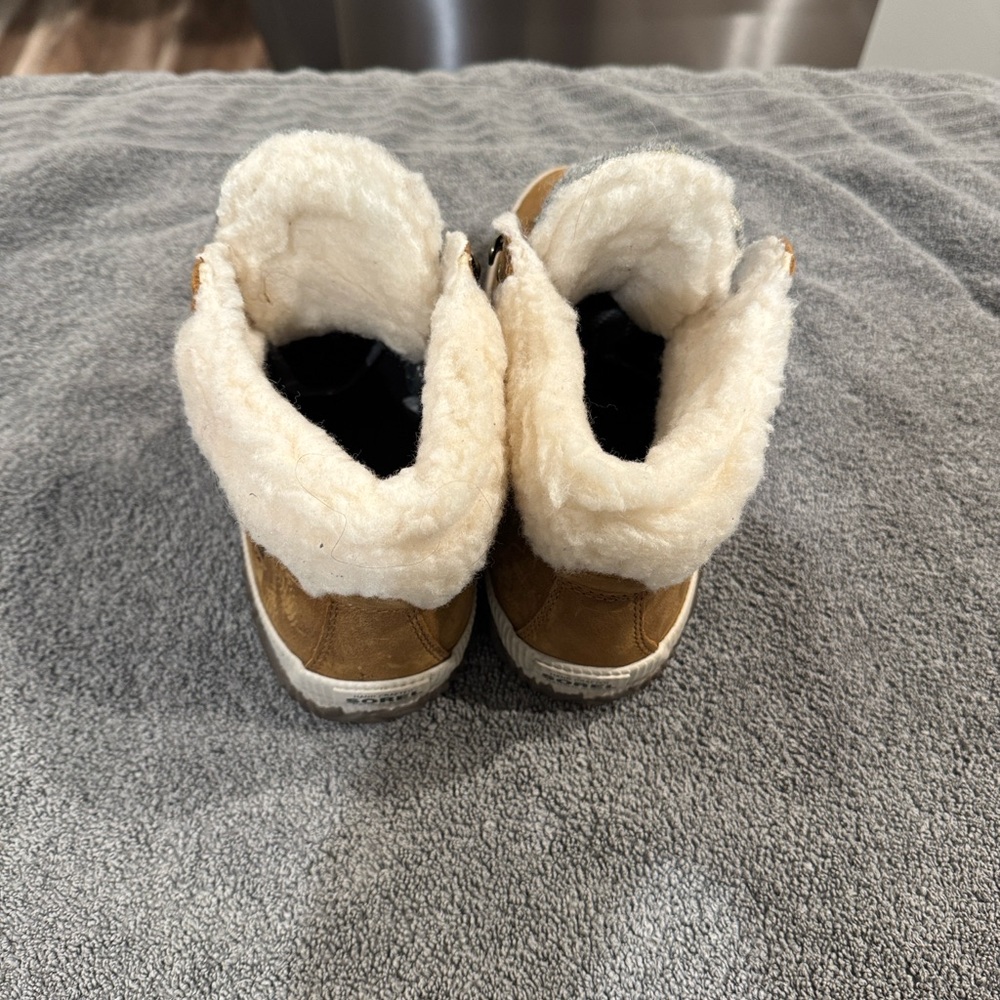 Sorel Tan Boots with Gray Accents - Picture 4 of 6
